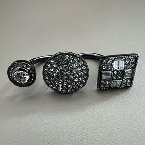New BCBGMAXAZRIA Double Finger Ring - Dark Grey
Rhinestones